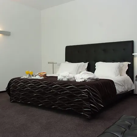 Hotel Axis Viana Business & 4*