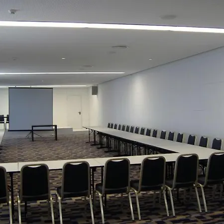 Hotel Axis Viana Business & 4*