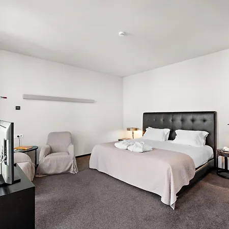 Hotel Axis Viana Business & 4*