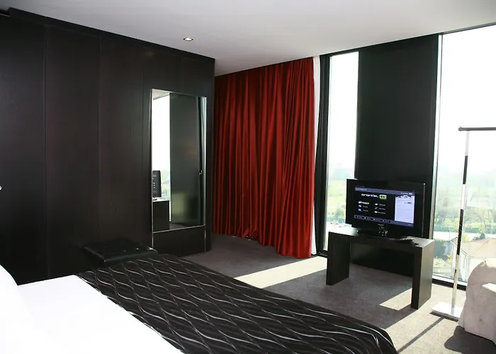 Hotel Axis Viana Business & 4*